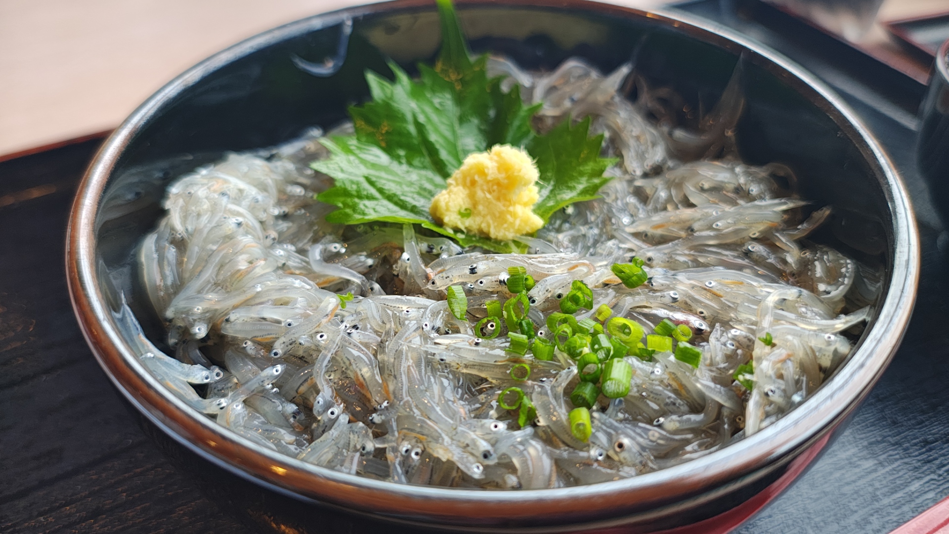 生しらす丼